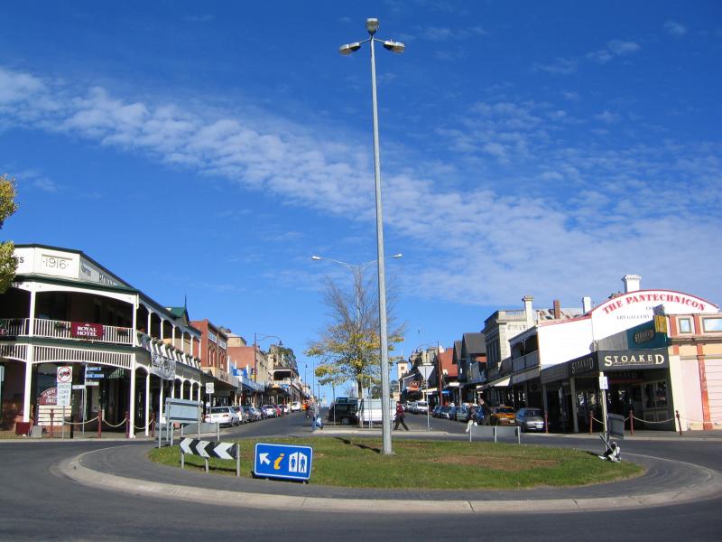 Daylesford - Commercial centre and shops: View south along Vincent St at Albert St