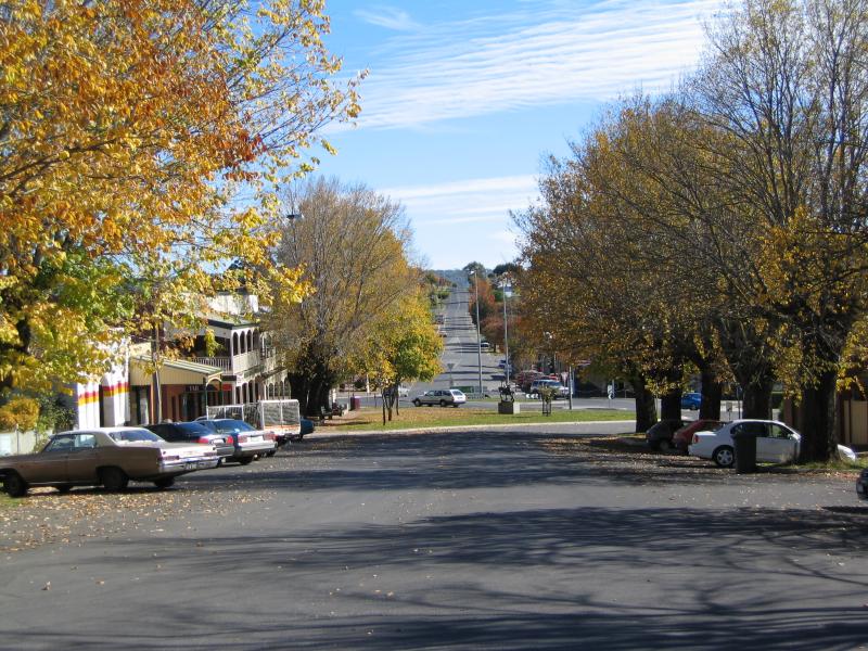 Daylesford - Commercial centre and shops: View west along Albert St towards Howe St and Vincent St