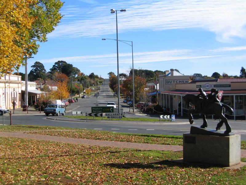 Daylesford - Commercial centre and shops: View west along Albert St at Vincent St and Howe St