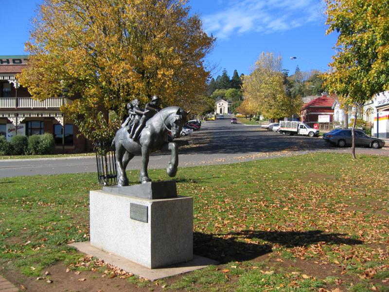 Daylesford - Commercial centre and shops: View east along Albert St at Vincent St and Howe St