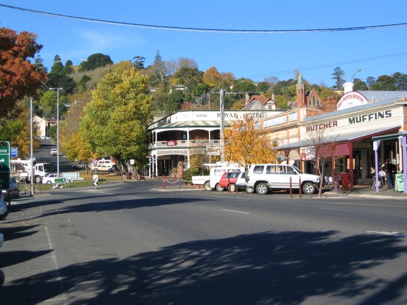 Daylesford - Commercial centre and shops: View east along Albert St towards Vincent St