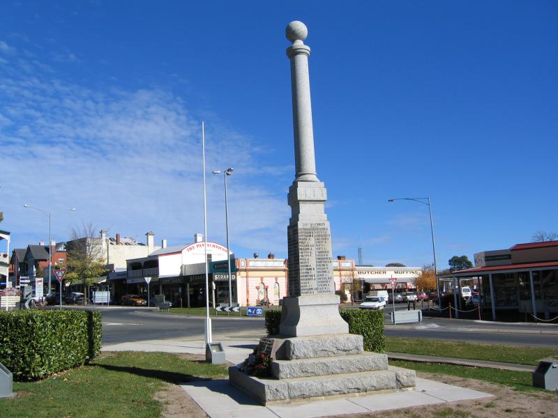 Daylesford - Commercial centre and shops: View south along Vincent St towards Albert St