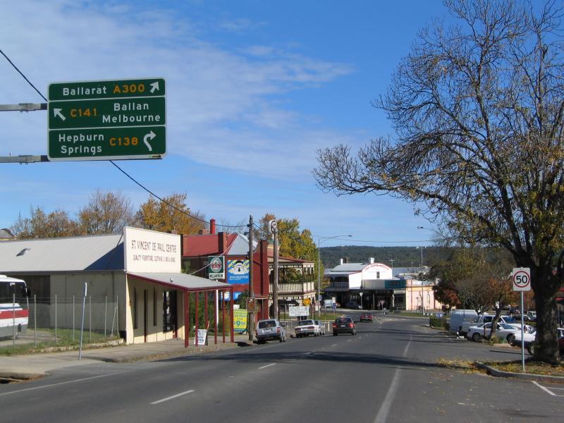 Daylesford - Commercial centre and shops: View south-west along Howe St towards Vincent St