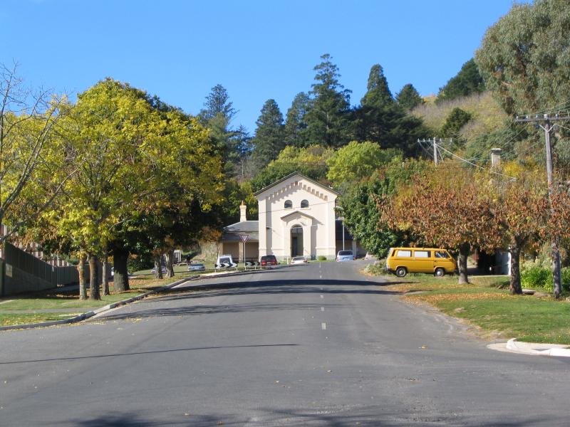 Daylesford - Around town: View east along Albert St from Duke St, towards Court House