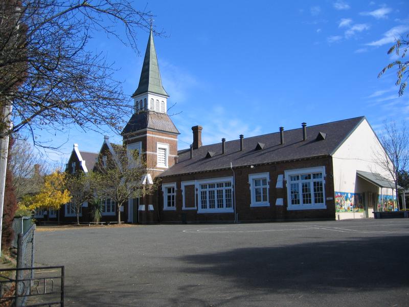 Daylesford - Around town: Primary School, Vincent St