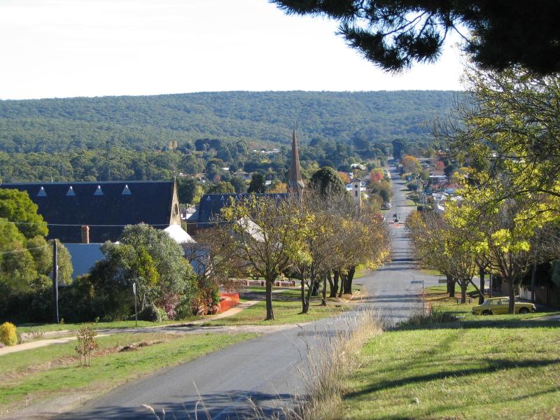 Daylesford - Around town: View west along Central Springs Rd from Daly St