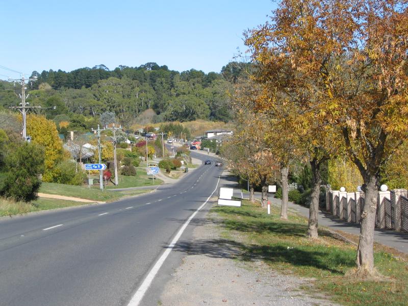 Daylesford - Around town: View south along King St between Bleakley St and Houston St