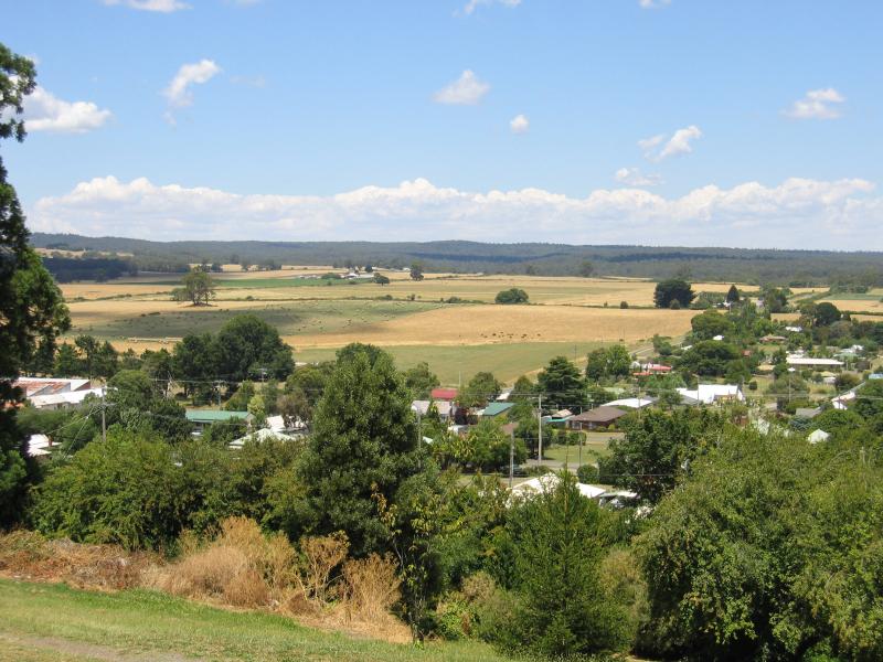 Daylesford - Wombat Hill and Botanical Gardens: View from gardens, towards the south