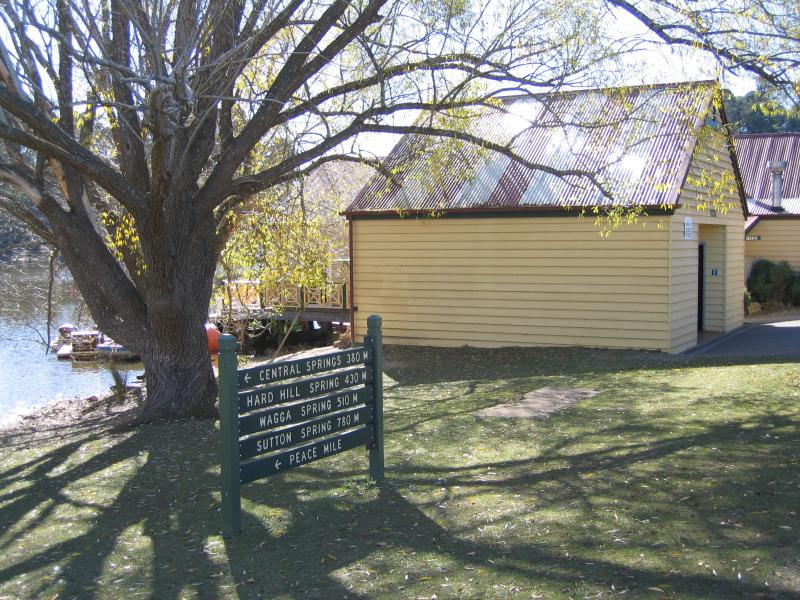 Daylesford - Lake Daylesford: Walking track at boat house
