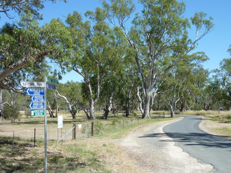 Dimboola - Golf Course Road along Wimmera River - View north-west along Golf Course Rd at Wimmera St
