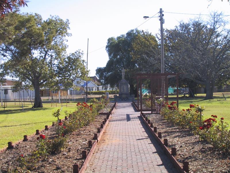 Donald - Memorial Park, corner of Campbell Street and Houston Street: Pathway through park