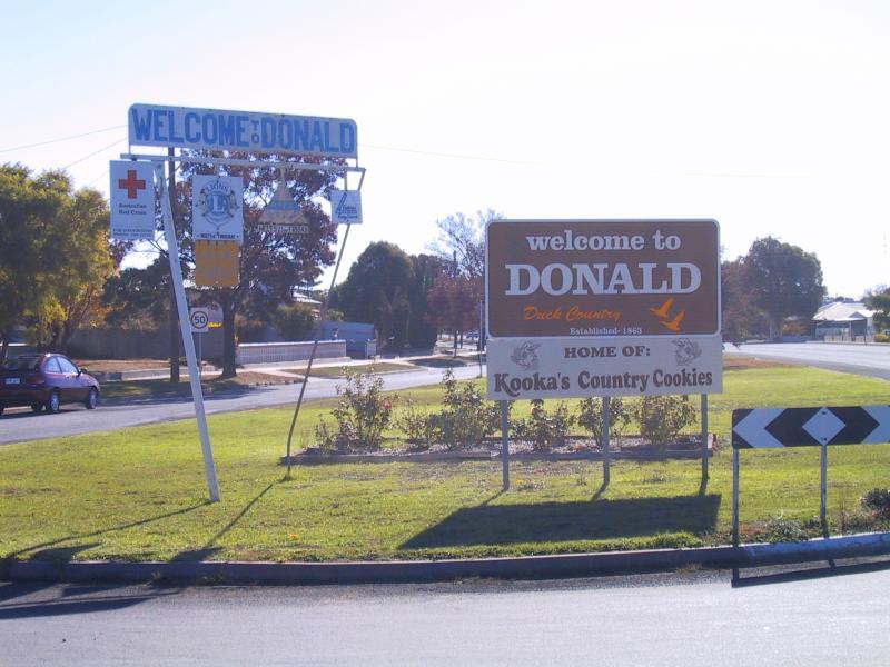 Donald - Around Donald: Donald town sign, view north-west along Sunraysia Hwy at Allen St