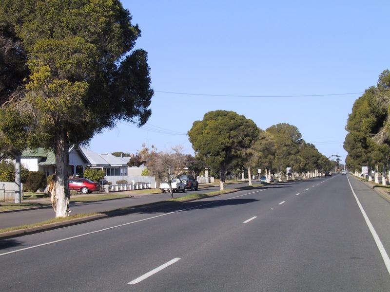 Donald - Around Donald: View south-east along Sunraysia Hwy towards South St