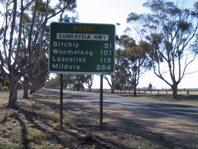 Donald - Outskirts of Donald: View north-west along Sunraysia Hwy, western outskirts of town