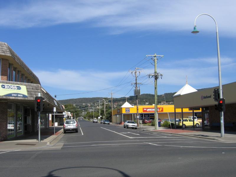 Dromana - Shops and commercial centre, Point Nepean Road: View south-east along Pier St at Point Nepean Rd