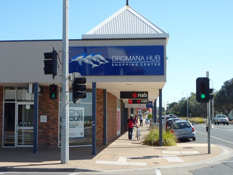 Dromana - Shops and commercial centre, Point Nepean Road: View south-west along Point Nepean Rd at Pier St