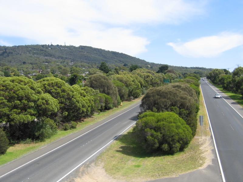 Dromana - Mornington Peninsula Freeway: View south-west along Mornington Peninsula Fwy from footbridge at end of Pier St