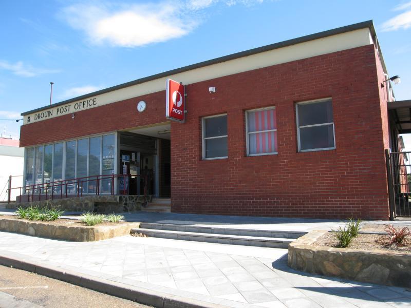 Drouin - Shops and commercial centre, Princes Way: Drouin post office