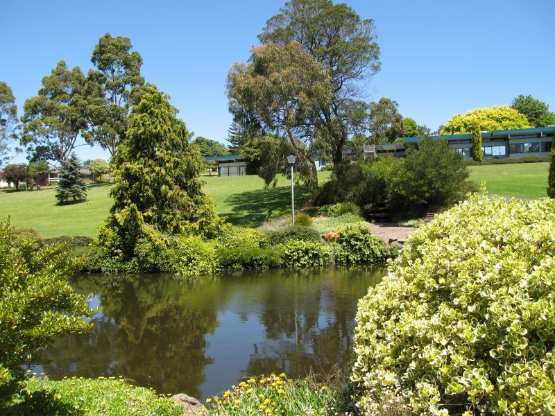 Drouin - Civic Park and John Grubb Park: Lake and Baw Baw Shire Council offices in background