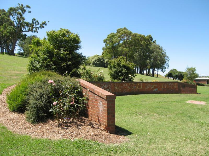Drouin - Civic Park and John Grubb Park: Murals on Federation Wall