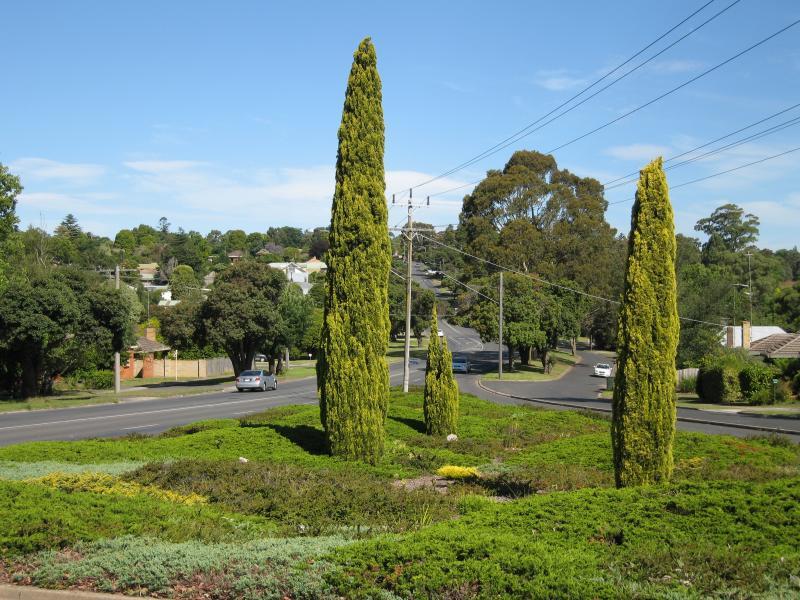 Drouin - Princes Way and surroundings, west of town centre: View south-east along Princes Way at Longwarry Rd