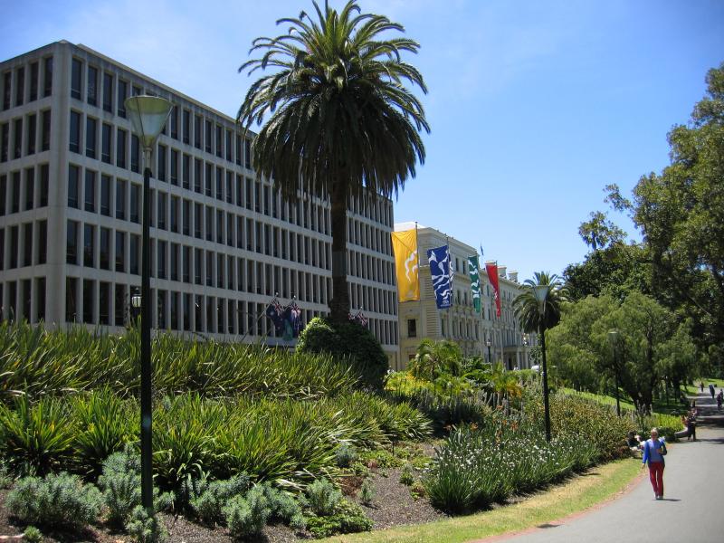 East Melbourne - Treasury Gardens, Spring Street and Wellington Parade: View east through Treasury Gardens towards Treasury Place