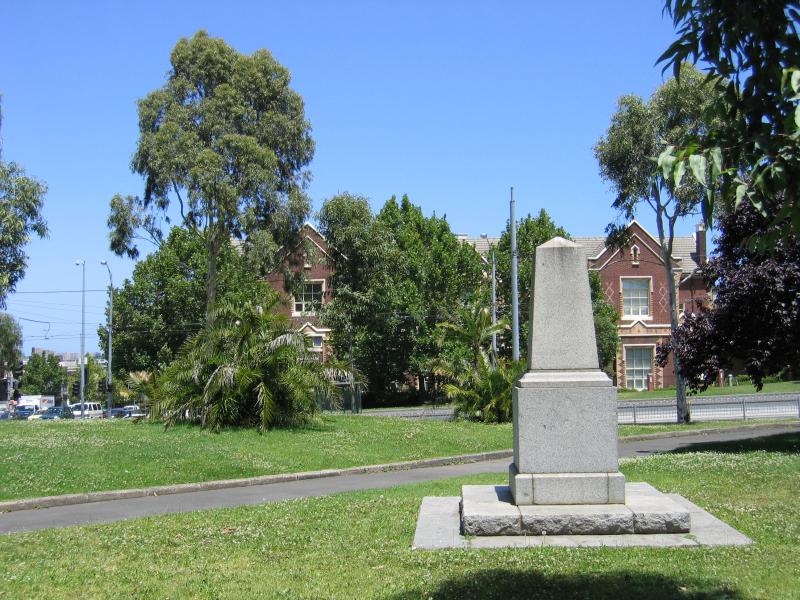 East Melbourne - Wellington Parade area: Weedon Reserve, Wellington Parade at Hoddle St