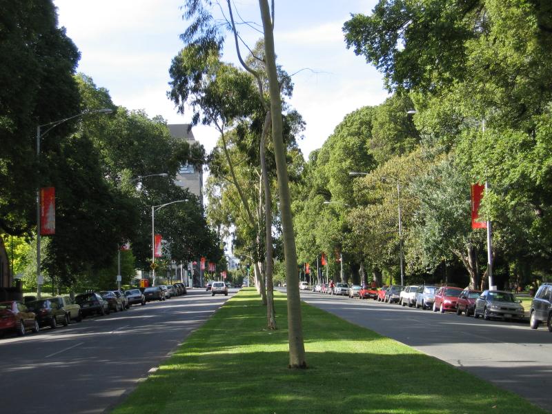 East Melbourne - Fitzroy Gardens: View north along Lansdowne St between Wellington Parade and Treasury Place, with Fitzroy Gardens on right