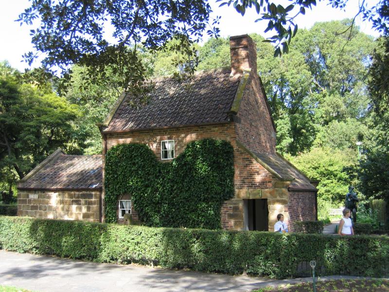 East Melbourne - Fitzroy Gardens: Captain Cook's Cottage