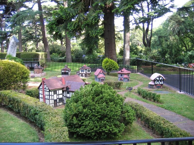 East Melbourne - Fitzroy Gardens: Model Tudor Village