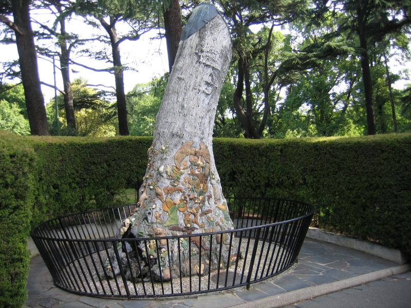East Melbourne - Fitzroy Gardens: Fairy Tree