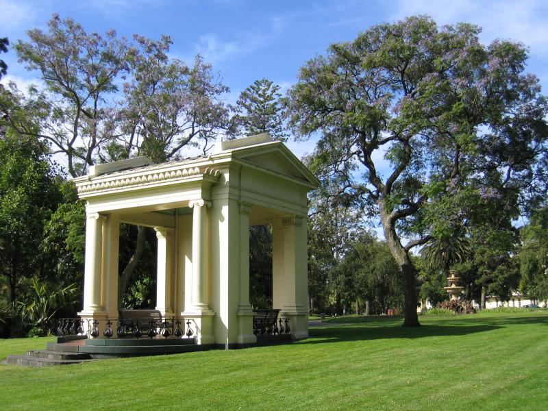 East Melbourne - Fitzroy Gardens: Old square bandstand