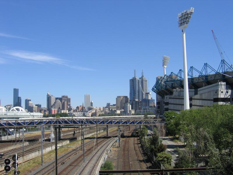 East Melbourne - Yarra Park at Jolimont and surroundings: View west along railway line towards MCG from footbridge between Swan St and Brunton Av