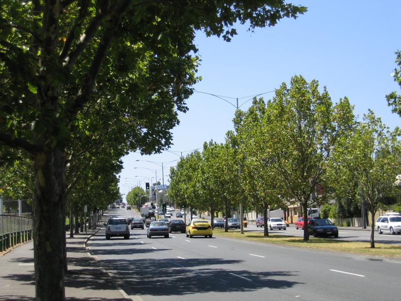 East Melbourne - Yarra Park at Jolimont and surroundings: View north along Hoddle St towards entrance to Richmond Cricket Ground