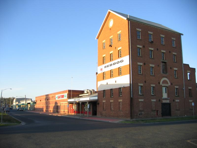 Echuca - Commercial centre and shops around Hare Street area: View of Safeway supermarket, north along Nish St at Darling St