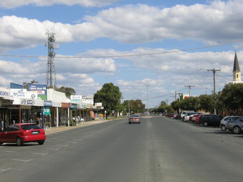 Echuca - Commercial centre and shops around Hare Street area: View south along Hare St between Pakenham St and Darling St