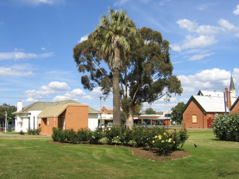 Echuca - Commercial centre and shops around Hare Street area: Alton Gallery and reserve, Hare St