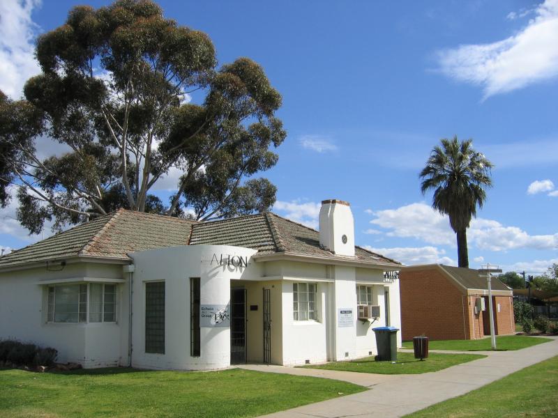 Echuca - Commercial centre and shops around Hare Street area: Alton Gallery, Hare St