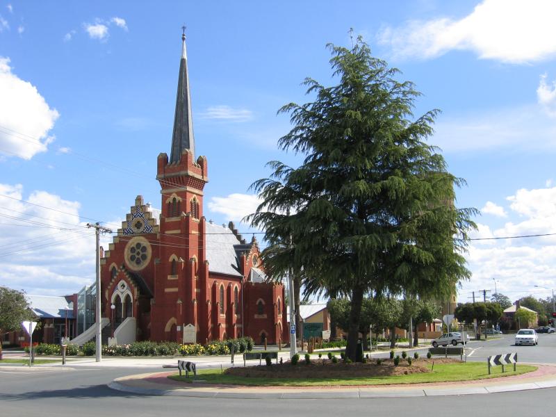 Echuca - Commercial centre and shops around Hare Street area: Uniting Church, view west along Pakenham St at Hare St