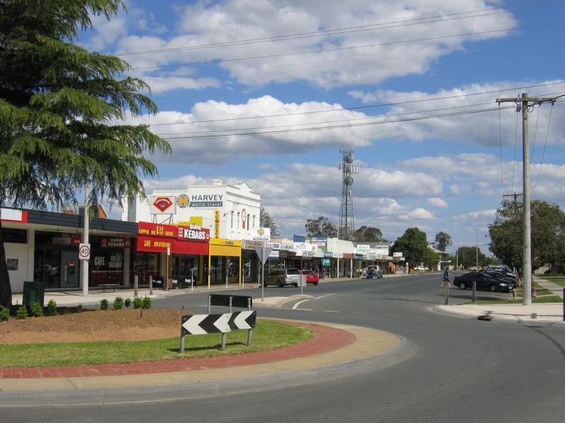 Echuca - Commercial centre and shops around Hare Street area - View south along Hare St at Pakenham St
