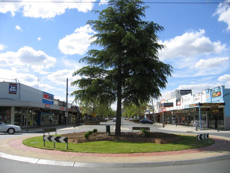Echuca - Commercial centre and shops around Hare Street area - View north along Hare St at Pakenham St
