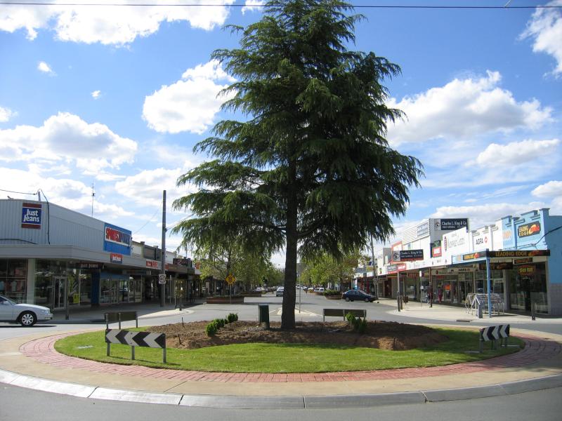 Echuca - Commercial centre and shops around Hare Street area: View north along Hare St at Pakenham St