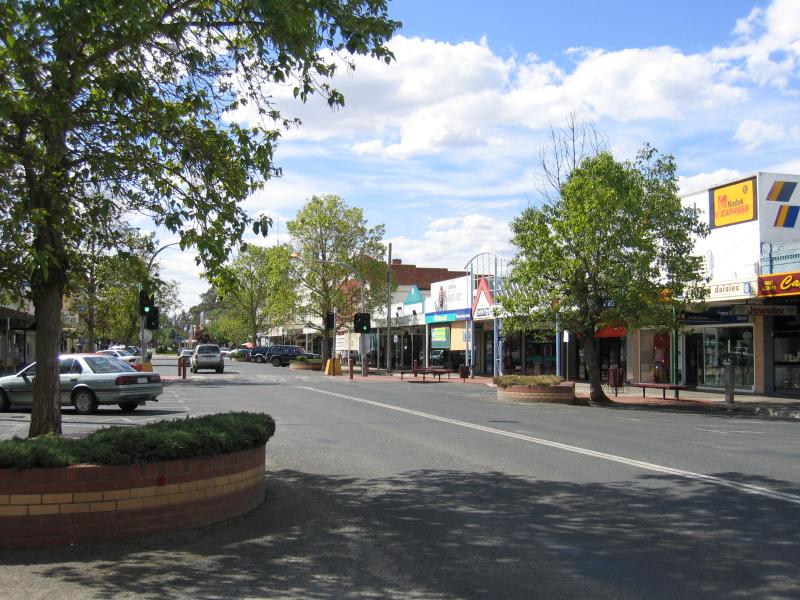 Echuca - Commercial centre and shops around Hare Street area - View north along Hare St between Pakenham St and Anstruther St