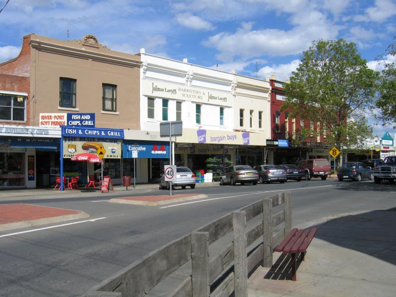 Echuca - Commercial centre and shops around Hare Street area: View south along Hare St at Anstruther St