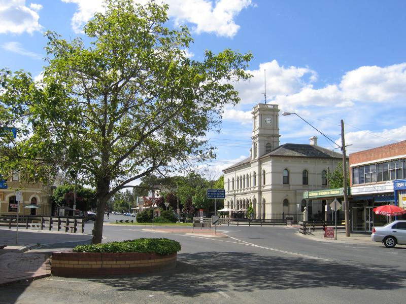 Echuca - Commercial centre and shops around Hare Street area: View north along Hare St towards Anstruther St and Post Office