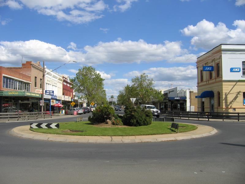 Echuca - Commercial centre and shops around Hare Street area: View south along Hare St at Anstruther St