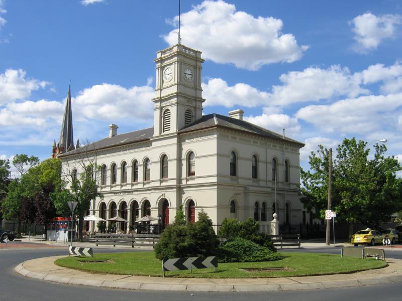 Echuca - Commercial centre and shops around Hare Street area: Post Office, north along Hare St at Anstruther St