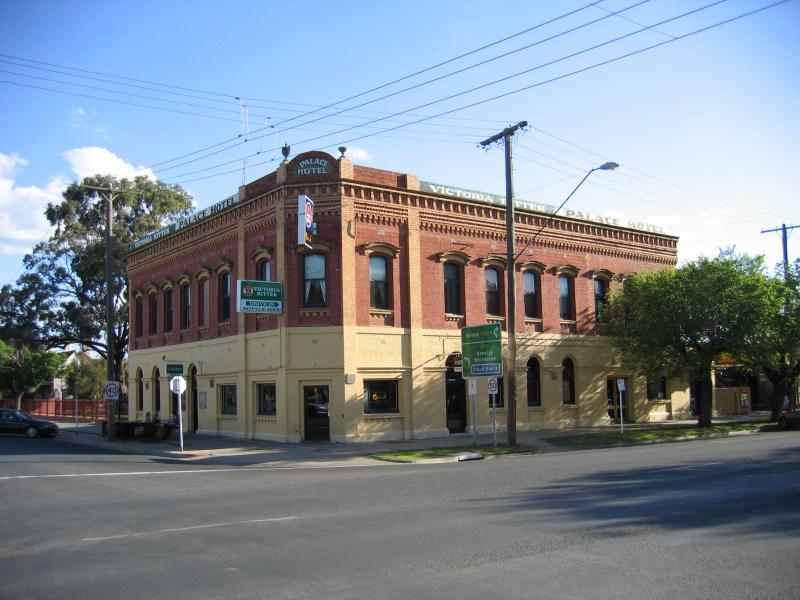 Echuca - Commercial centre and shops around Hare Street area: Palace Hotel, corner Hare St and Heygarth St