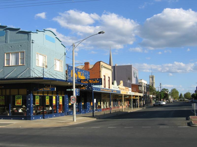 Echuca - Commercial centre and shops around Hare Street area: View south along Hare St at Heygarth St