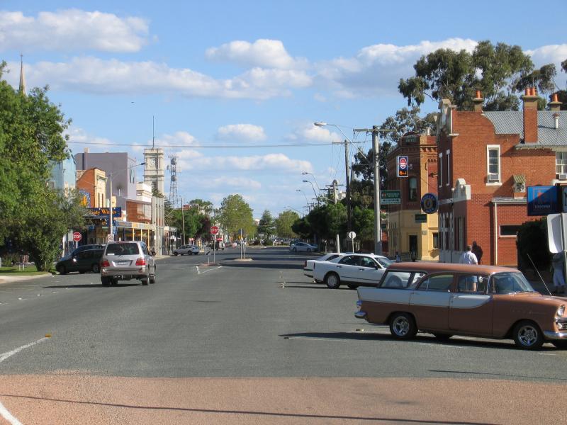 Echuca - Commercial centre and shops around Hare Street area - View south along Hare St between Radcliffe St and Heygarth St
